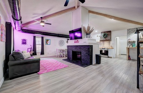 Medicine Park Cabin | WATER FRONT-HOT TUB- WALKING DISTANCE to main strip. Cobblestone Retreat
