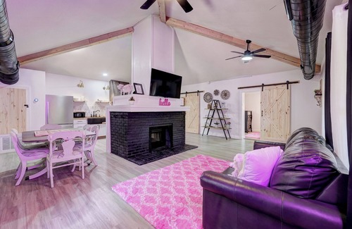Medicine Park Cabin | WATER FRONT-HOT TUB- WALKING DISTANCE to main strip. Cobblestone Retreat