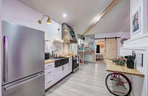 Medicine Park Cabin | WATER FRONT-HOT TUB- WALKING DISTANCE to main strip. Cobblestone Retreat