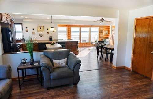 Town of Aurelius House | Water Front Lake Cottage: Wineries, Wildlife and Relaxation - Eagles Nest