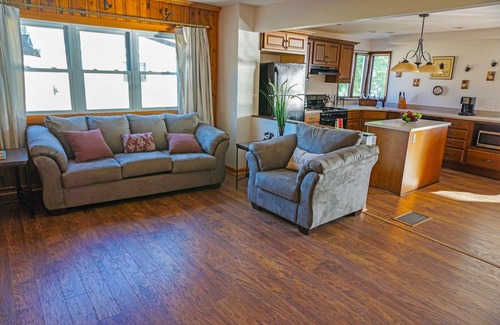 Town of Aurelius House | Water Front Lake Cottage: Wineries, Wildlife and Relaxation - Eagles Nest