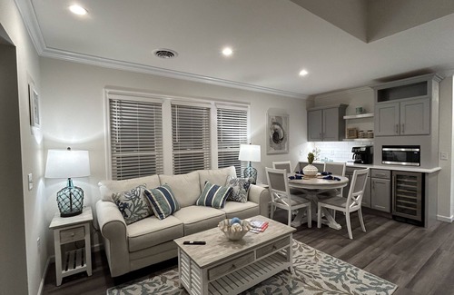 Jensen Beach House | Water Front🩷Minutes to Beach ~ BBQ grill~ Pool~ Rooftop Balcony-360° Views