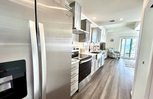 Jensen Beach House | Water Front🩷Minutes to Beach ~ BBQ grill~ Pool~ Rooftop Balcony-360° Views