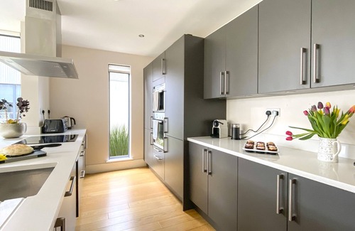 Cirencester House | Water Garden 7, Lower Mill Estate/Sleeps 8 plus 4 kids/Spa/Pools/Roof Terrace