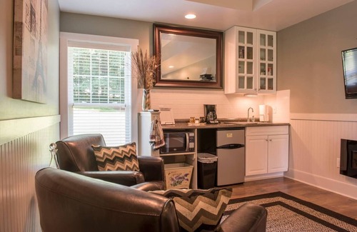 Harrisonburg Apartment | Water Lily Studio - By the Side Of the Road Inn and Cottages