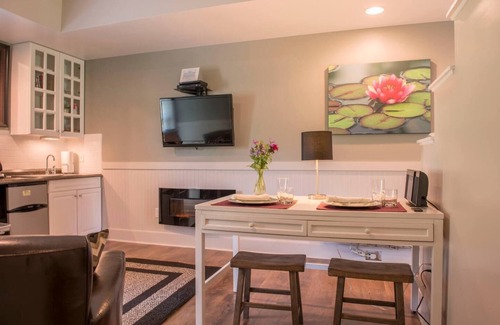 Harrisonburg Apartment | Water Lily Studio - By the Side Of the Road Inn and Cottages