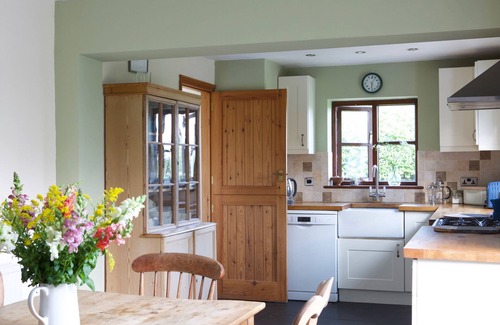Saxmundham Cottage | WATER MEADOW COTTAGE, pet friendly, with a garden in Saxmundham