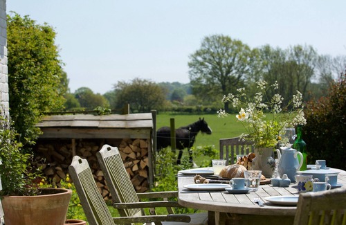 Saxmundham Cottage | WATER MEADOW COTTAGE, pet friendly, with a garden in Saxmundham