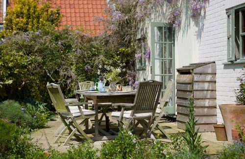 Saxmundham Cottage | WATER MEADOW COTTAGE, pet friendly, with a garden in Saxmundham