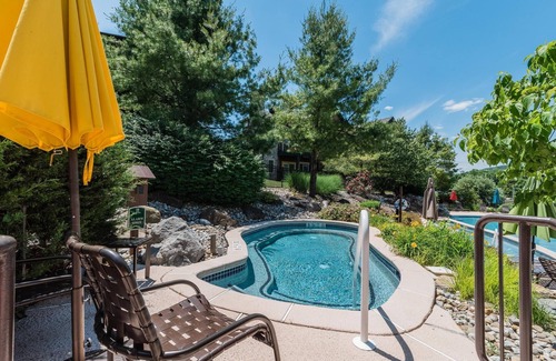 Vernon Condo | Water Park (Next Door) Pool Hot Tubs Mtn Creek Wineries #07-11M