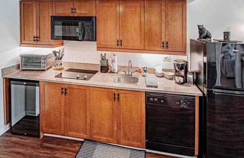 Vernon Condo | Water Park (Next Door) Pool Hot Tubs Sauna Gym Deck Stunning Mountain Views #324
