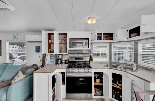 Sherkston Cottage | Water Park ~ Walk to Beach ~ Mini Golf ~ Sleeps 8 ~ AC & WiFi