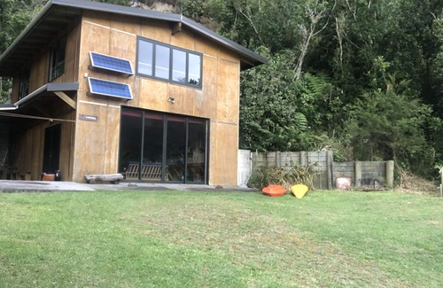 Queen Charlotte Sound House | Water Pistoll - Genuine Beachfront Bach