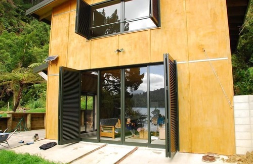 Queen Charlotte Sound House | Water Pistoll - Genuine Beachfront Bach