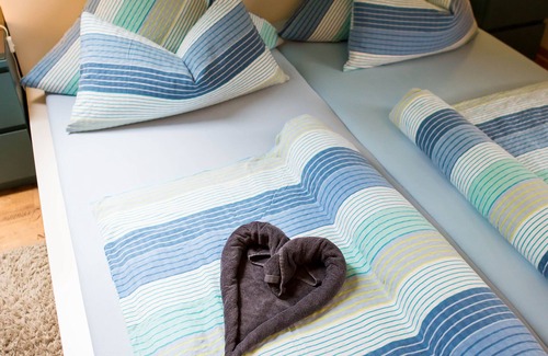 Treppendorf Apartment | Water room - modern furnished apartment near Musikhaus Thomann
