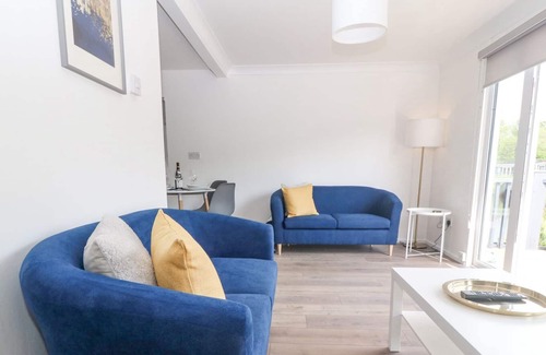 Bont Newydd Cabin | WATER'S EDGE, 44 GLAN GWNA, pet friendly, with a garden in Caernarfon