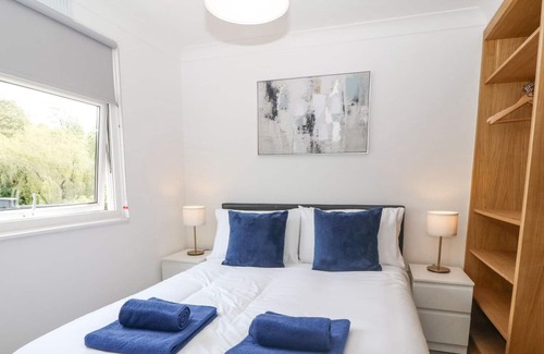 Bont Newydd Cabin | WATER'S EDGE, 44 GLAN GWNA, pet friendly, with a garden in Caernarfon