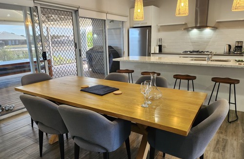Seymour House | Water's Edge at Wellington - 10 mins to The Bend Motorsport Park