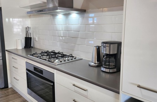 Seymour House | Water's Edge at Wellington - 10 mins to The Bend Motorsport Park