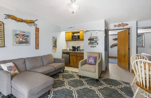 Big Cedars Apartment | Water's Edge Greets You-Ground-Level Suite-Dog Friendly-Free Tickets-Cmty HotTub!