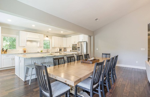 Gainesville House | Water's Edge – Steps from the lake w/firepit, large entertaining spaces & more