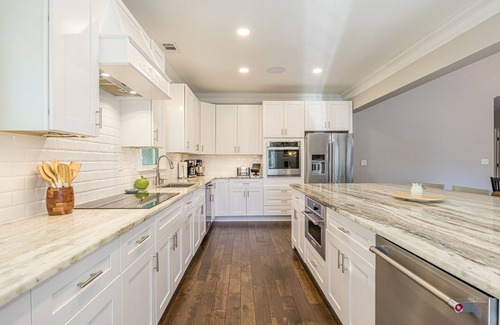 Gainesville House | Water's Edge – Steps from the lake w/firepit, large entertaining spaces & more