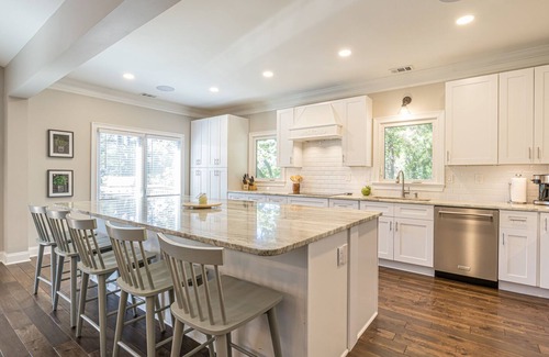 Gainesville House | Water's Edge – Steps from the lake w/firepit, large entertaining spaces & more