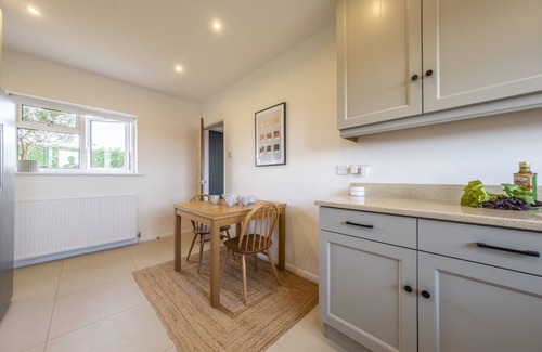 Ipswich Cottage | Water sports and cycling getaway -The Lake House