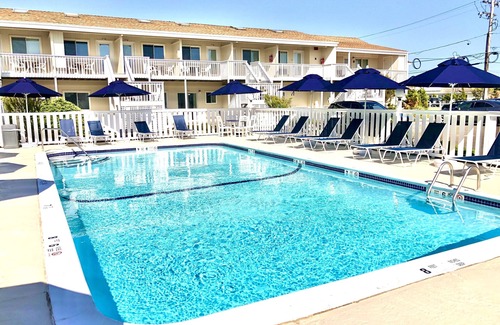 Culloden Shores Apartment | Water &Sunset views POOL mint studio Balcony SLEEP 5 walk2 beach harbor dock