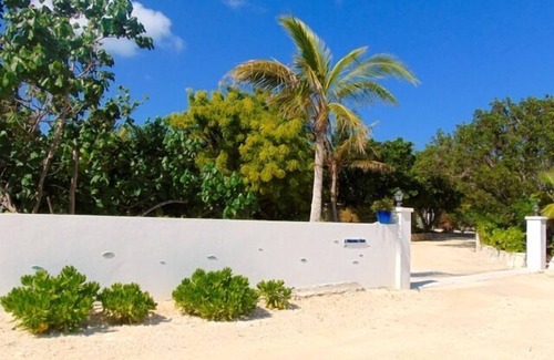 Discovery Bay Cottage | Waterfront Cottage Dockside Patio Jeep SUV Kayak SUP Bike Boat Beaches Jet Ski