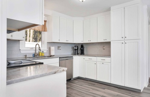 Niantic House | Water View 3BR w/King Beds | Steps to Beach