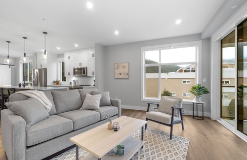 Harrison Hot Springs Condo | Water View - Brand New Harrison 2BR + Den