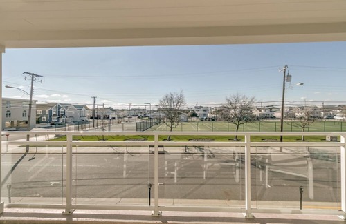 Stone Harbor Condo | WATER VIEW! Centrally located in Stone Harbor across the street from the beach and 1 block to downtown shopping,