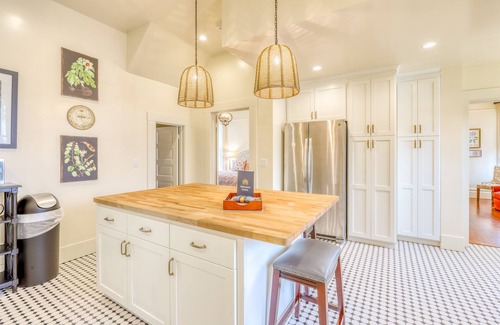 Old Town Eureka Apartment | Water-view downstairs apartment only a block from the bay with washer/dryer