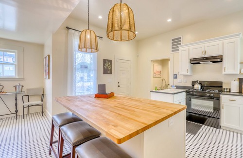 Old Town Eureka Apartment | Water-view downstairs apartment only a block from the bay with washer/dryer