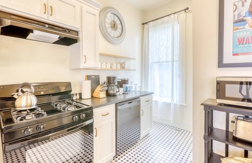 Old Town Eureka Apartment | Water-view downstairs apartment only a block from the bay with washer/dryer