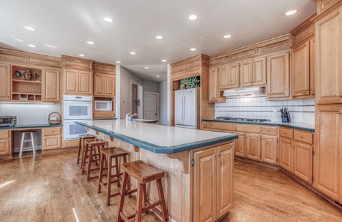 Clinton House | Water-view estate with on-site entertainment & 3 kitchens - events welcome