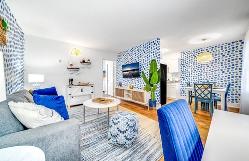 Survey Creek Apartment | Water View - King Bed - Palm Wave Says