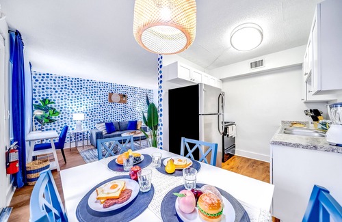 Survey Creek Apartment | Water View - King Bed - Palm Wave Says