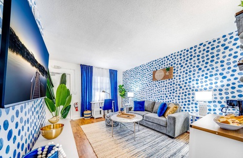 Survey Creek Apartment | Water View - King Bed - Palm Wave Says