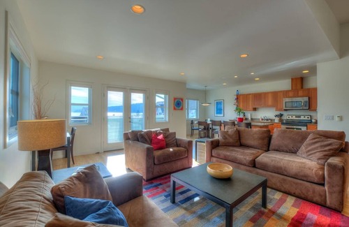 Eastsound Condo | Water View! Luxury Starboard Suite- walk to cafes, shops, galleries & beaches.