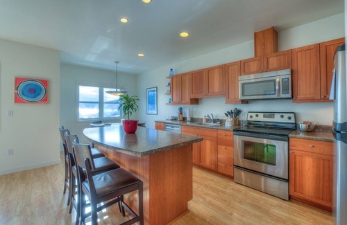 Eastsound Condo | Water View! Luxury Starboard Suite- walk to cafes, shops, galleries & beaches.