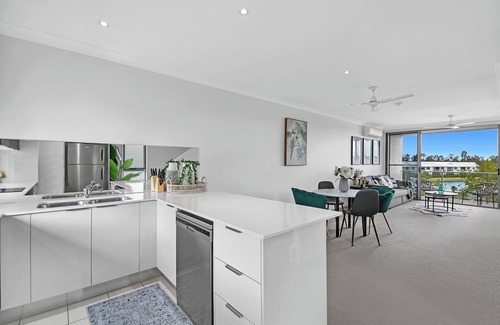 Carrara Apartment | Water View Modern Three-level Townhouse in Carrara