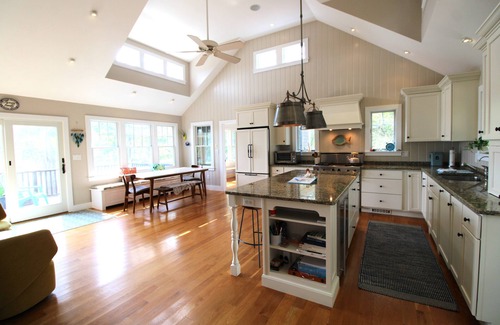 Indian Neck Heights House | Water View Retreat Close to Indian Neck Beach (2319)