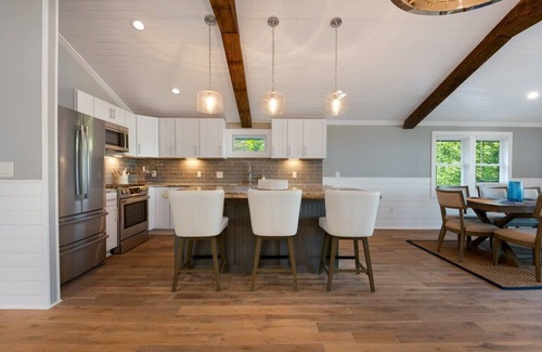Williams Bay House | Water Views |Accross the Street from Beach & Pier 29 |Unique & Newly Renovated |Lake Life Villa