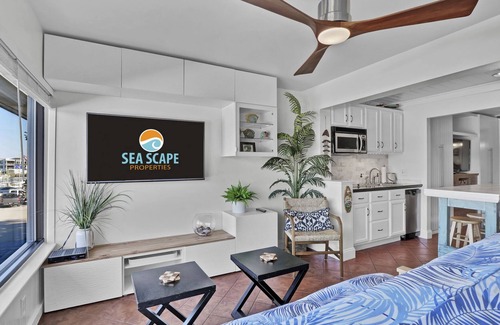 Airlie Condo | Water Views, Pool, & Dining Nearby @ The Waterway