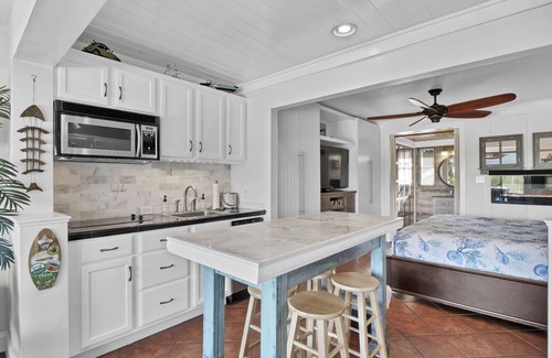 Airlie Condo | Water Views, Pool, & Dining Nearby @ The Waterway
