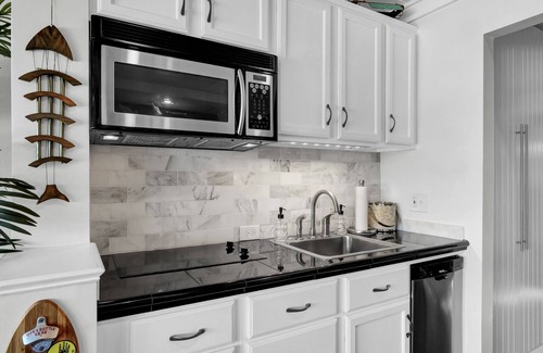 Airlie Condo | Water Views, Pool, & Dining Nearby @ The Waterway
