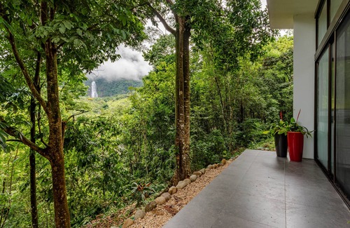 San Isidro de El General Villa | Waterfall and jungle experience, 10 minutes to Nayuaca, 35 minutes to the beach