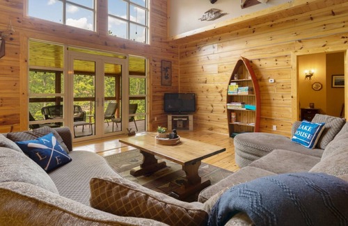 Whitestone Cabin | Waterfall Getaway Delight